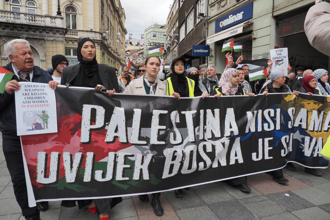 Londra ve Saraybosna'da İsrail protestosu! Binlerce kişi sokaklara döküldü 32